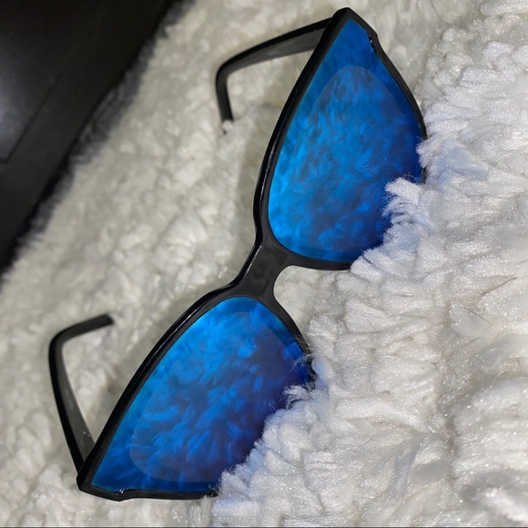 Black Oversized Sunnies with Mirror Tint in lenses - Picture 2 of 5